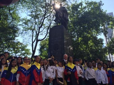 RRamirezVE's tweet photo. Con los niños del Bronx rindiendo honores al Libertador, a su ejemplo e ideal revolucionario  #BolivarTuPatriaTeHonra http://t.co/iwoWA3QsPg