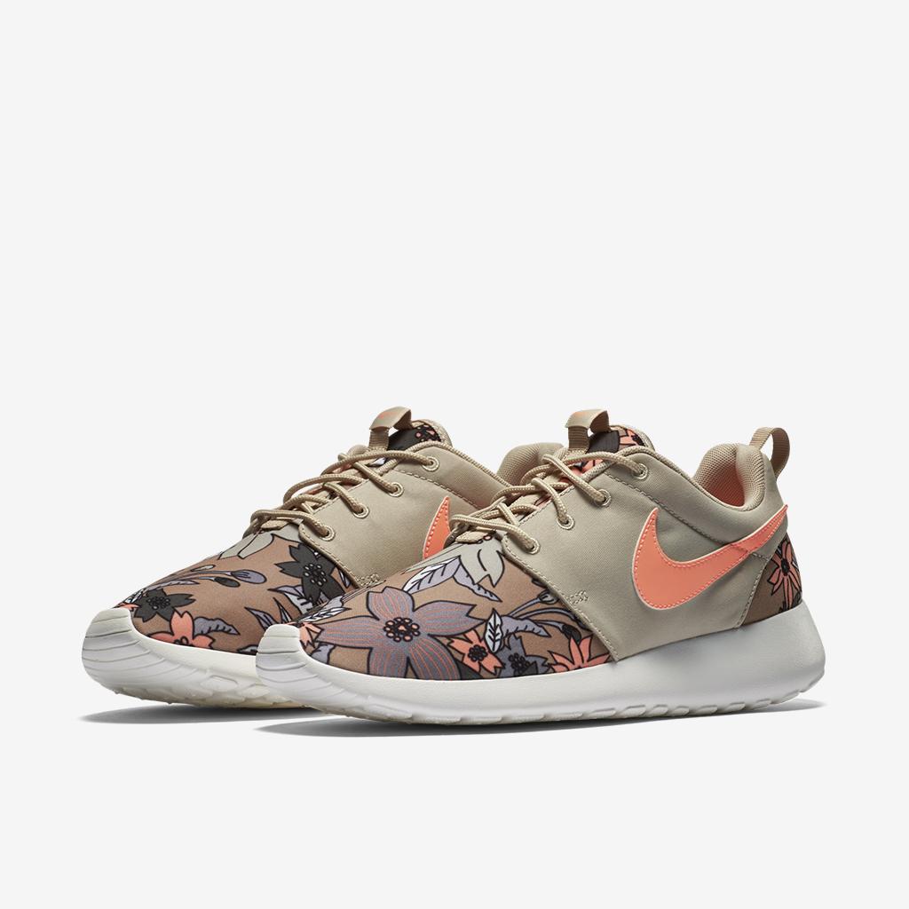 nikestore's tweet image. Classic style. Tropical twist. Shop floral prints from @nikesportswear here swoo.sh/1OCLy9h