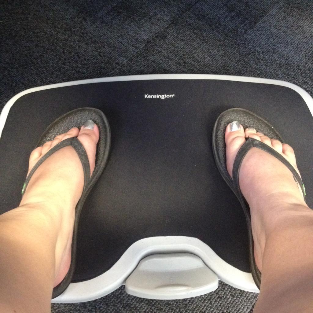 Kenankahramn01r's tweet image. #ergonomic workspace #PracticeSafeWork #WSIB #shortgirlproblems