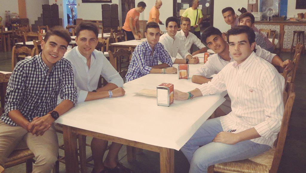 ivanfcm's tweet photo. Comida JPL #CumpleJulio #Jipiloncios @juliogs96 http://t.co/k69lsqZB66