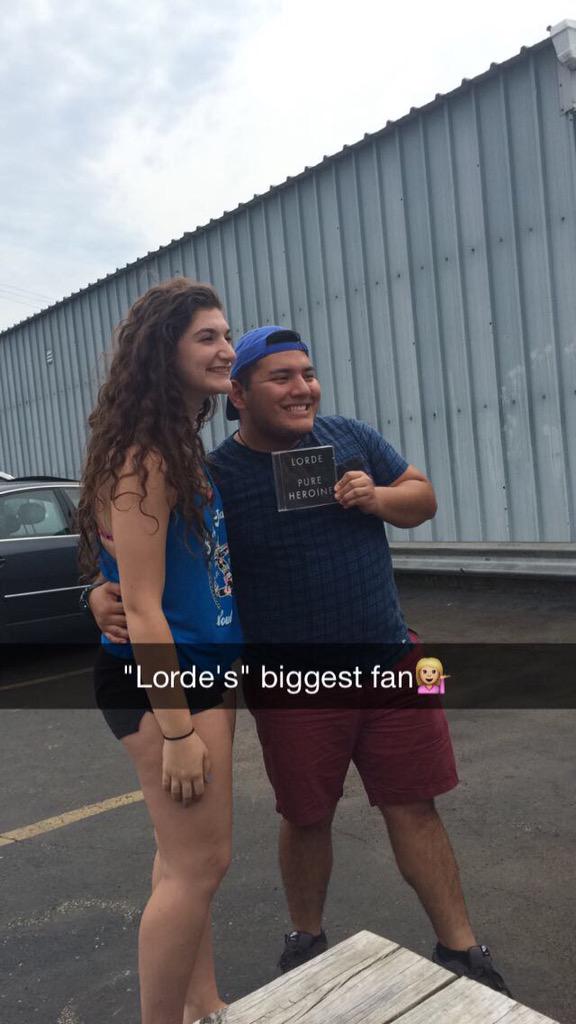 AnaBanana_K's tweet photo. A random boy came up to me at TF and asked me to sign his Lorde CD 😂😂💁🏻#actuallyfamous #lifeismade http://t.co/Sl2wptwxVW