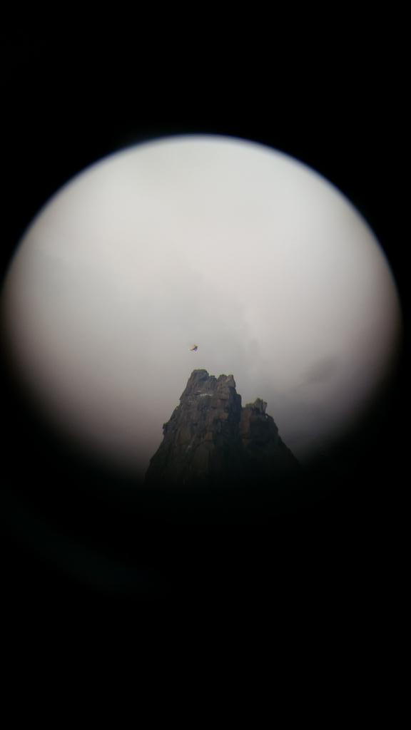 PGHMchamonix's tweet photo. Dans la longue vue du PG... treuillage sommet des Drus ce soir entre deux orages, good job ! Avec #Dragon74 http://t.co/A1n9zDQieS