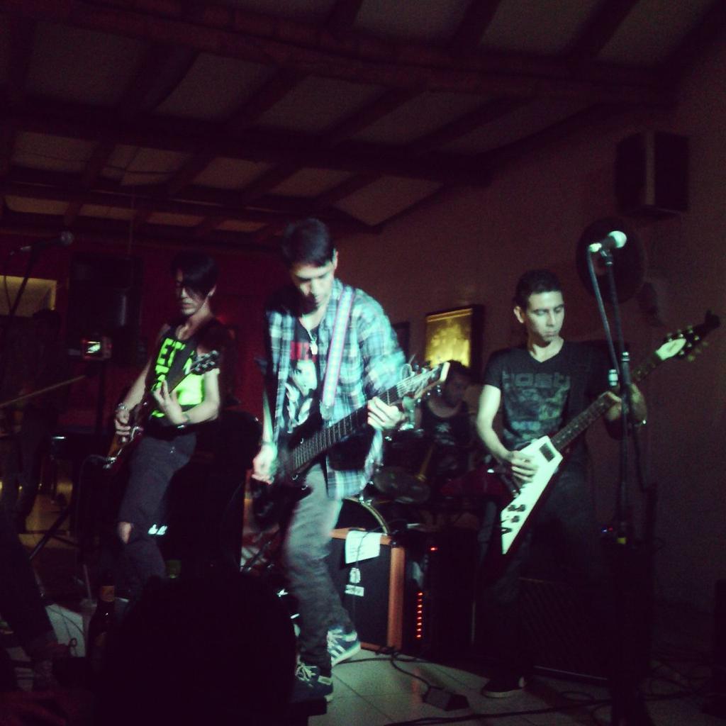 madtimeband's tweet photo. Porque la vida sin música sería un error y el rock es el motor de nuestra pasión http://t.co/5XInoljKfD