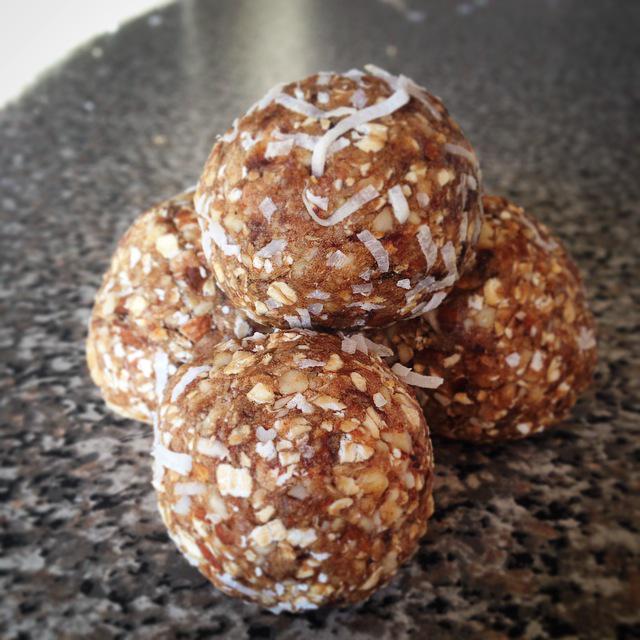 paigepato's tweet photo. @rapha_australia #womens100 prep with @TeamHorleys Sculpt Supernaturals Dark Vanilla and Raw Cacao bliss balls😋 http://t.co/b0OFBB63nT