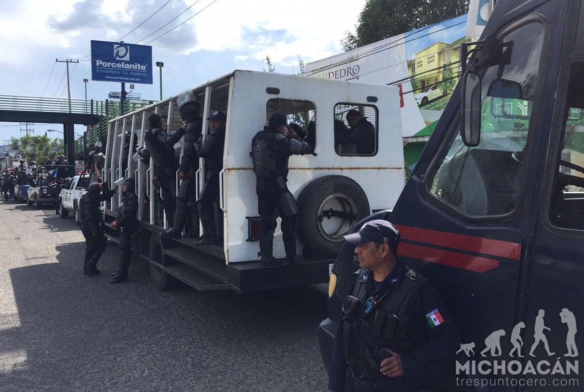 GustavoAguado's tweet photo. Normalistas se dirigen a la salida Xangari; granaderos los esperan

http://t.co/p35AFz3ttg http://t.co/eSrAPR4OT7