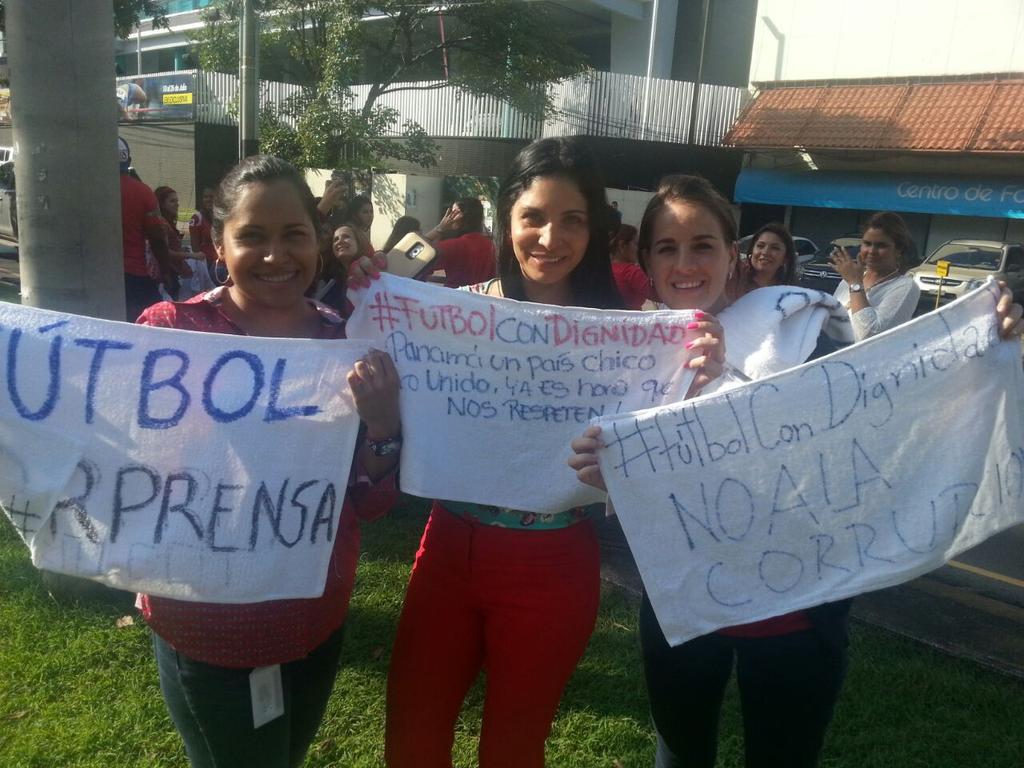 prensacom's tweet image. "¡Arriba la #Sele!", exclaman en la 12 de Octubre. ¡Aún hay tiempo! No te quedes sin tu toalla. #FutbolConDignidad