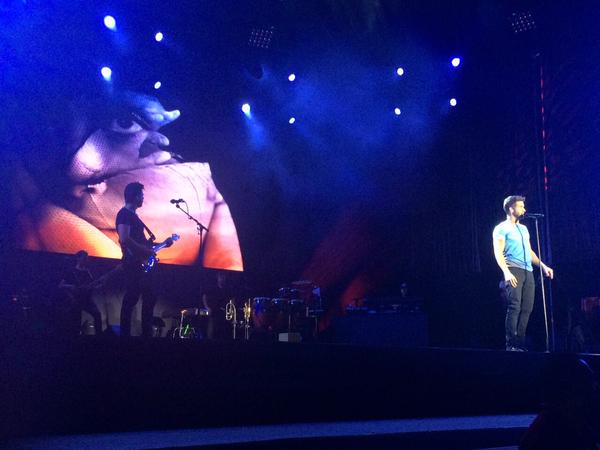 AlboranTeam's tweet photo. Preciosa puesta en escena #Quien y que arte tienen @pabloalboran @carlitrosmartin con el cajón #TourTerralManzanares http://t.co/kEej2AtRdE