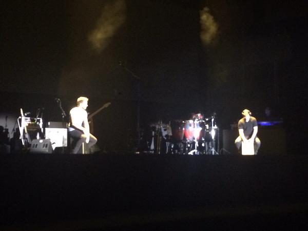 AlboranTeam's tweet photo. Preciosa puesta en escena #Quien y que arte tienen @pabloalboran @carlitrosmartin con el cajón #TourTerralManzanares http://t.co/kEej2AtRdE