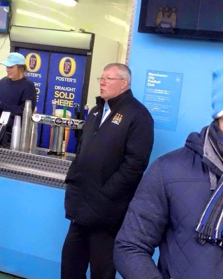 FootySuperTips's tweet photo. SPOTTED: Sir Alex Ferguson has jumped ship and now supports Manchester City! http://t.co/dikrMRvIjV