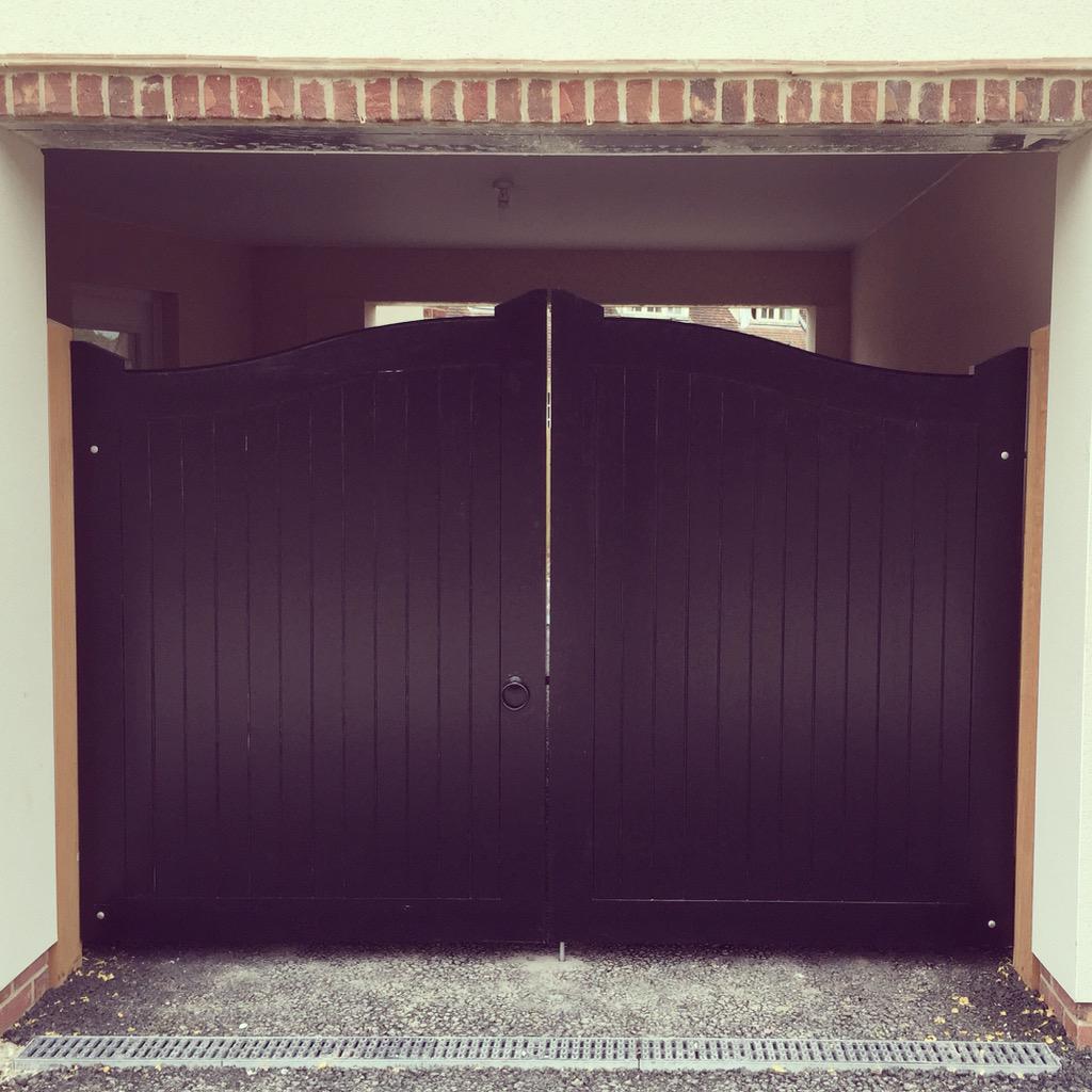 Install at new Bloor Homes site in Lyme Regis. Charlton's Manor Swept Top hardwood gates! #gates#curbappeal#charltons