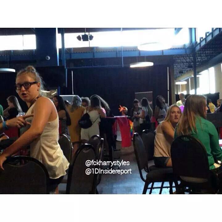 DirectionersMex's tweet image. Las fans con boletos VIP, ya ingresaron al estadio y están disfrutando de una pequeña convivencia. #OTRAWinnipeg 👑