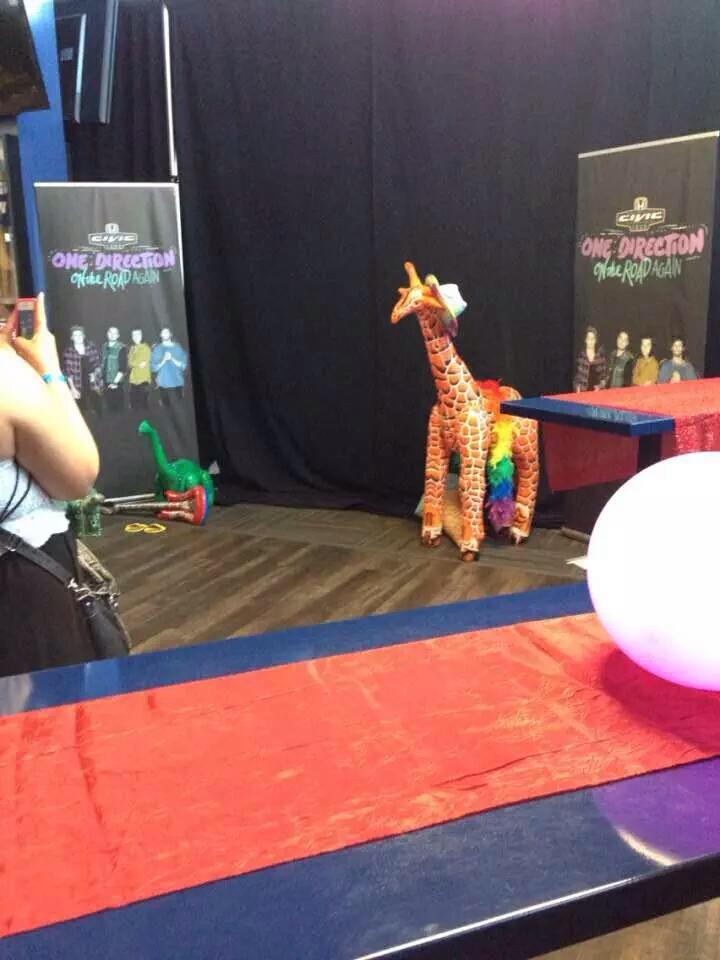 DirectionersMex's tweet image. Las fans con boletos VIP, ya ingresaron al estadio y están disfrutando de una pequeña convivencia. #OTRAWinnipeg 👑