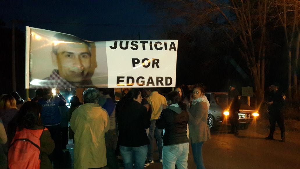 Tikisoria18's tweet photo. @Tikisoria18 .. @telefe.. @telefenoticias .. podiendo justicia por edgar ricardo ruiz av bodereau.. y pozo de la loma http://t.co/W7flyucvKN