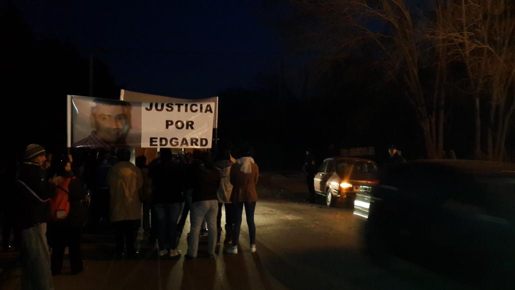 Tikisoria18's tweet photo. @Tikisoria18 .. @telefe.. @telefenoticias .. podiendo justicia por edgar ricardo ruiz av bodereau.. y pozo de la loma http://t.co/W7flyucvKN