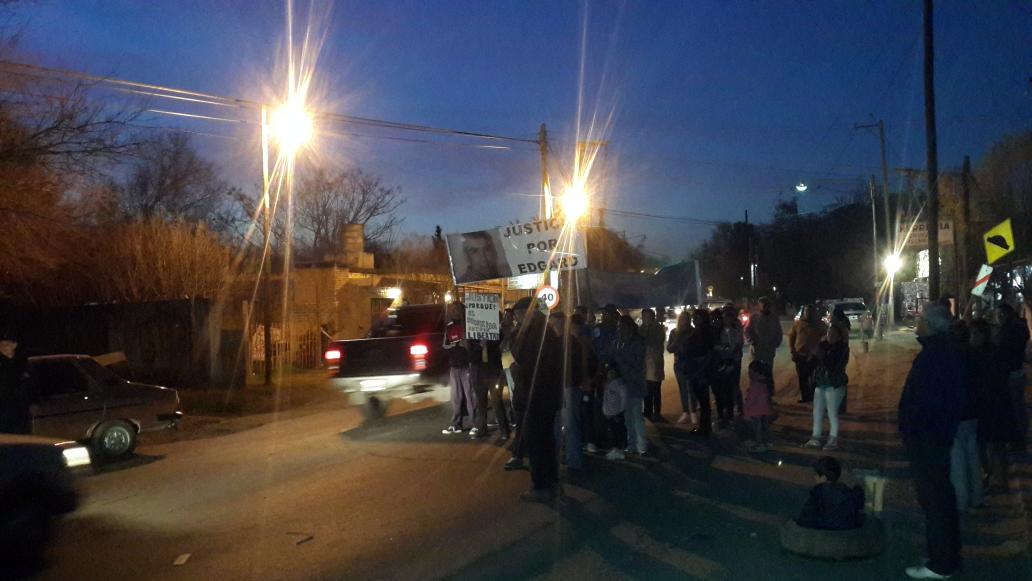 Tikisoria18's tweet photo. @teleochoinforma pidiendo justicia por edgar ricardo ruiz.. av bodereau y pozo de la loma.. http://t.co/z4Cf53bUfD