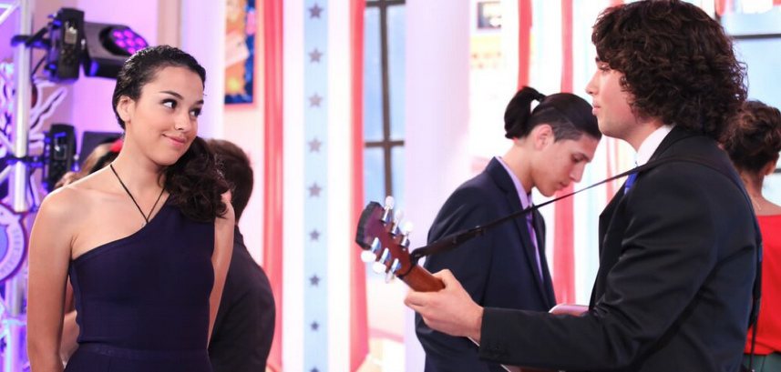 ToniLaChef's tweet photo. 🎶Te vi y lo que yo sentí por tí, no lo entiendo🎶 - Nacho cantándole a Toni 😍🎸🎤 http://t.co/ubTLmYjoSt