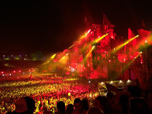 pelotiast's tweet photo. Así finaliza el primer día de #Tomorrowland Mañana más y mejor desde las 6 am en: http://t.co/vC2PTKQCo0 http://t.co/CyaxX6u5PL