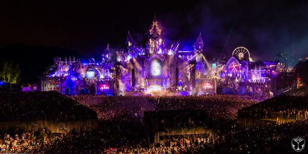 pelotiast's tweet photo. Así finaliza el primer día de #Tomorrowland Mañana más y mejor desde las 6 am en: http://t.co/vC2PTKQCo0 http://t.co/CyaxX6u5PL