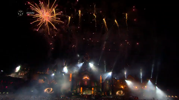 pelotiast's tweet photo. Así finaliza el primer día de #Tomorrowland Mañana más y mejor desde las 6 am en: http://t.co/vC2PTKQCo0 http://t.co/CyaxX6u5PL