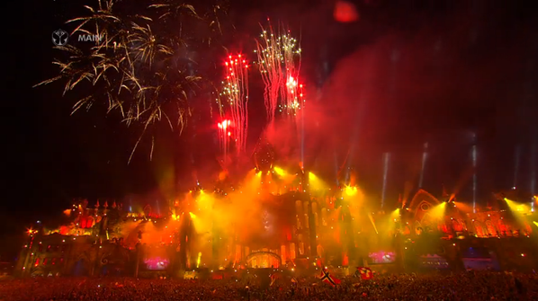 pelotiast's tweet photo. Así finaliza el primer día de #Tomorrowland Mañana más y mejor desde las 6 am en: http://t.co/vC2PTKQCo0 http://t.co/CyaxX6u5PL
