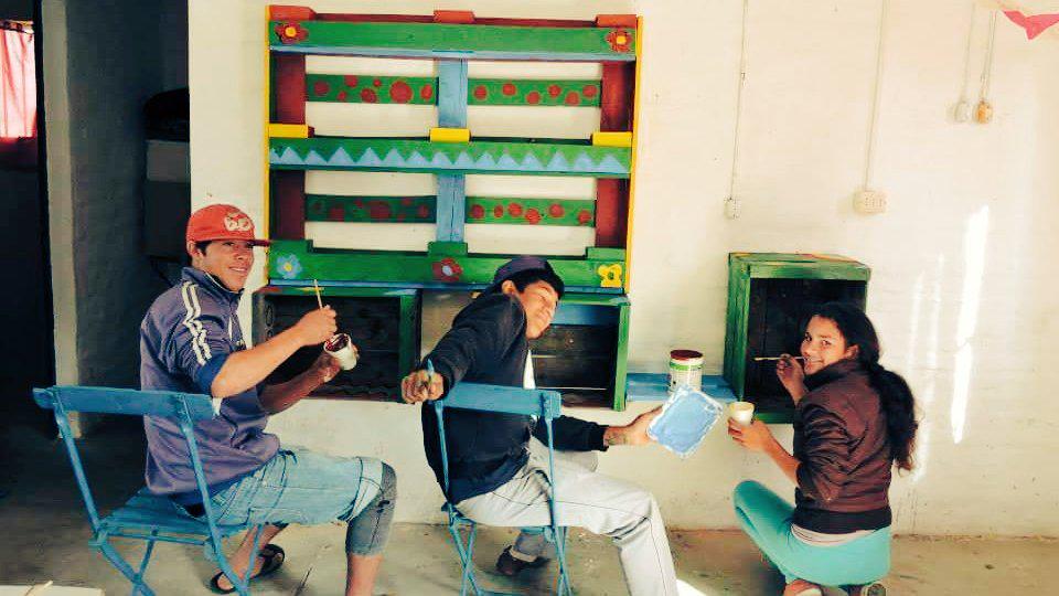 elsantisoto's tweet photo. [Salto]Hoy jóvenes de #JenRedINJU mejorando espacios comunitarios en biblioteca. Mañana en Pueblo Belén taller murga! http://t.co/SRsMio2K0W