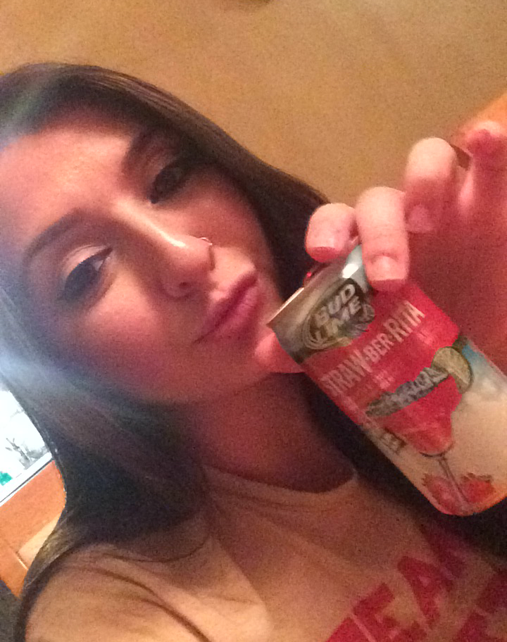 AntoniaaDe's tweet photo. Cheers 🍺 #BudLightLiving http://t.co/ZNKkuwl1Tf