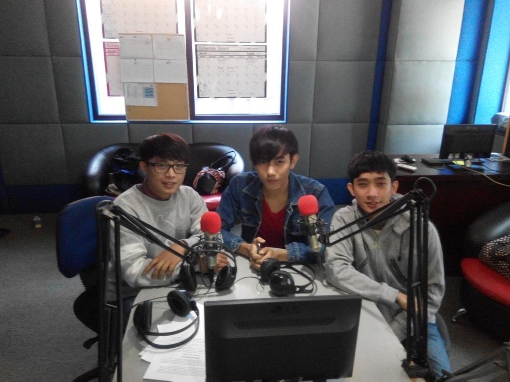 di_KLITE's tweet photo. Ini dia bintang tamu kita di #SeoulTime hari ini #REBOUND @HansamoVoice http://t.co/fjMhoHOxph
