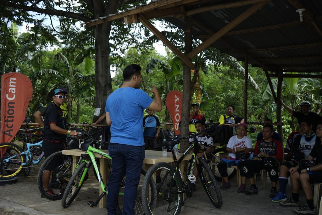 SonyPHinc's tweet image. Sony Marketing Officer @jvruanto
shares how to #CaptureAdventure at the
#SonyActionCam Mountain bike clinic.