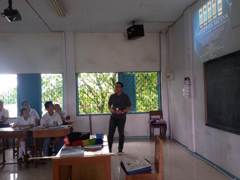 prasmul's tweet photo. Saat ini Tim S1 Prasetiya Mulya hadir memberikan presentasi di SMA Santo Ignasius Singkawang. Info S1: 081511662005 http://t.co/BC2iCBngYi