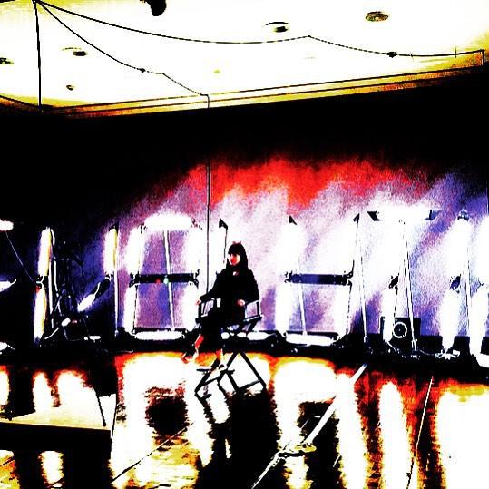 the2ne1hour's tweet photo. [แปล] @IBGDRGN เธอเศร้าที่ไม่ค่อยได้ถ่ายรูปเพราะอายที่จะทำแบบนี้ในที่จัดแสดงงานนิทรรศการ 👉👈 https://t.co/m6laIxnzER http://t.co/JpaSfWBy0M