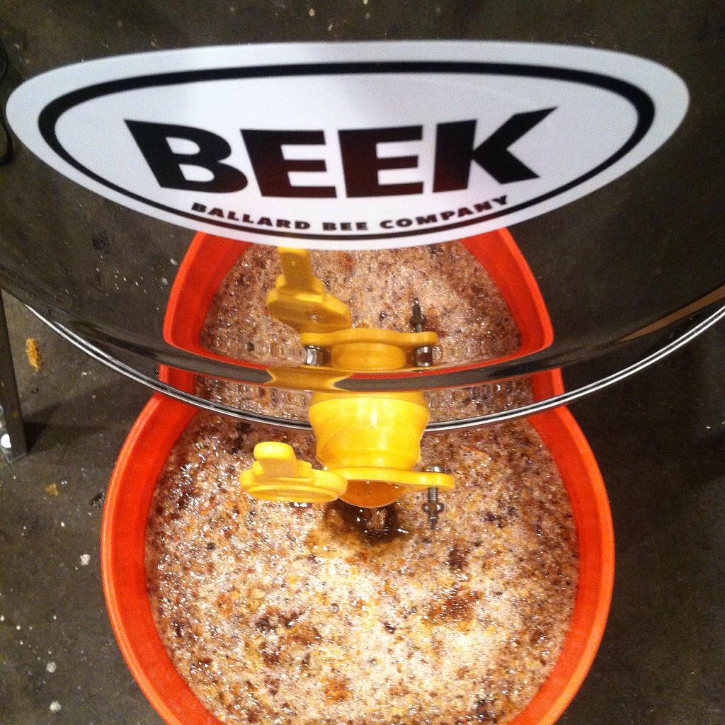 ballardbee's tweet photo. #Seattle #honeybees have been bringing in the honey! Thank you @ballardbee #hive hosts!! http://t.co/ebtyRlAaCY