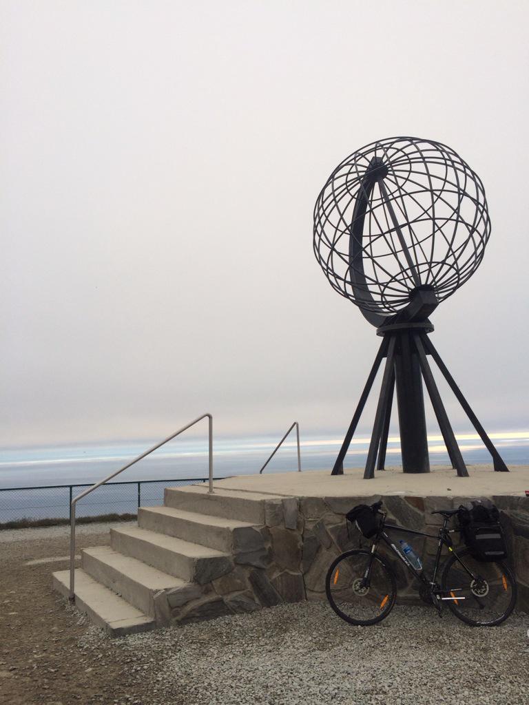 bjarteee's tweet photo. Undertegnede har ankommet selveste Nordkapp!! Nå venter noen lange (og kalde) dager på sykkelsetet #NordkappSteinkjer http://t.co/VA2QiW3wQd