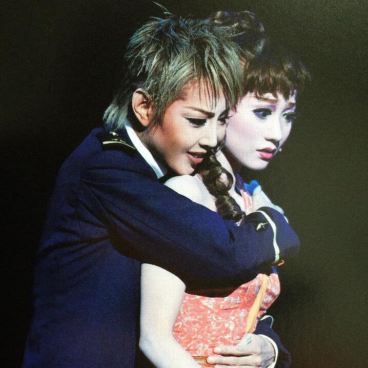 chocomaka06's tweet photo. 2階の1番うしろの席からでも
(→当時は高校生)
ザック様に
キュンキュンしてたなぁ〜。
愛と青春の旅立ちは
私の中で大好きな作品♡

”女なんてめんどくさいだけだぁ！” http://t.co/kQcQKFdO8J