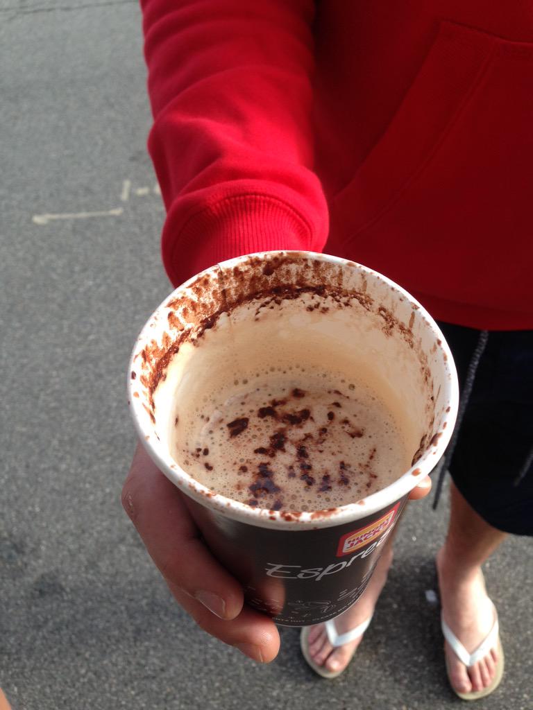 sideegs's tweet photo. @HungryJacksAU large coffee?? Or small coffee in a large cup?? Thanks for the extra cardboard! RIP OFF http://t.co/gg0YEbKmO0
