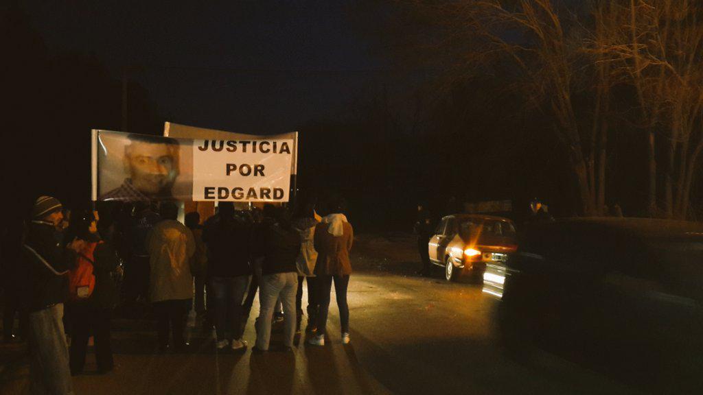 Tikisoria18's tweet photo. @LAVOZcomar esto fue esta tarde pidiendo justicia por edgar ricardo ruiz.. en av bodereau y pozo de la loma.. http://t.co/GFg0p5fuEP