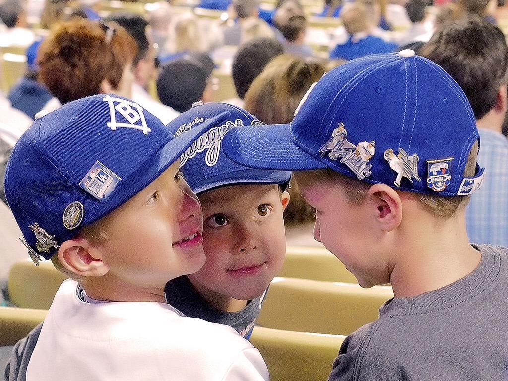 classymis's tweet image. I love the innocence of these Dodger fans. #snladatastrongfan #Dodgers #baseball