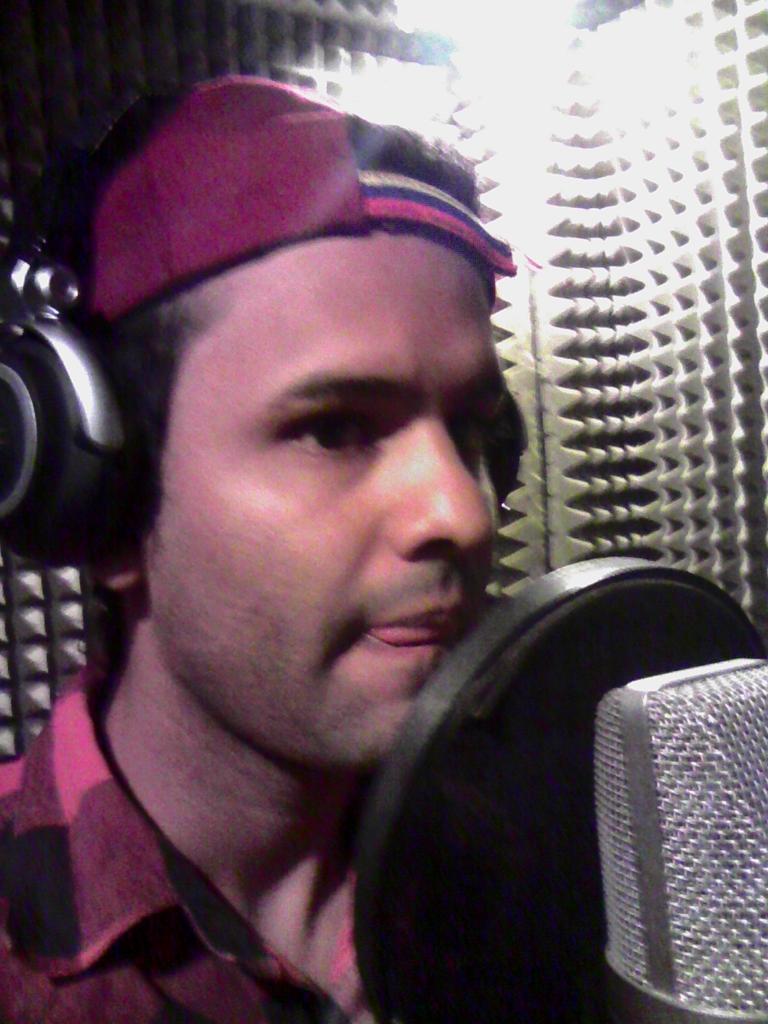 nikkolas2506's tweet photo. Grabando nuestro nuevo tema promocional http://t.co/VrwzOaHvxR