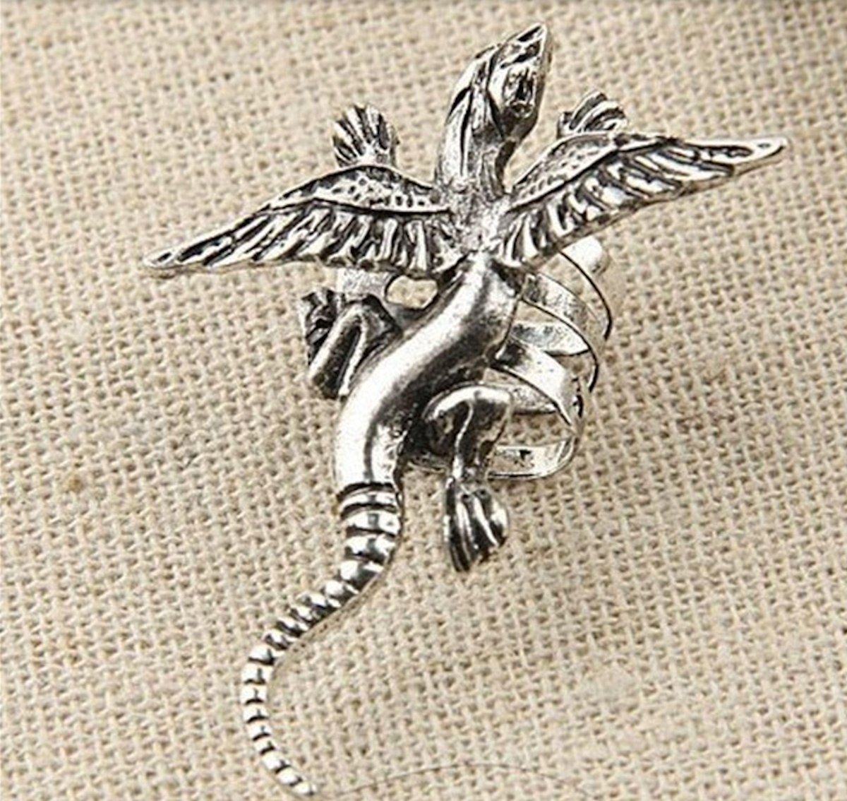 ruby_redsky's tweet photo. WOW #flying #dragon ear cuffs #nopiercing https://t.co/VkRXi4wYsv https://t.co/Qkz86qZzkZ