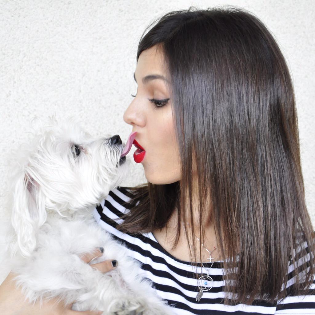 VictoriaJustice's tweet photo. Clearly, Sammy doesn't know about the No Kiss Club, but u guys can win prizes &amp; more here👇💋
http://t.co/O87tgaQ5sS http://t.co/lAi07GkoWu