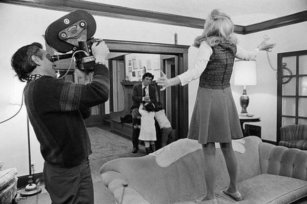 Diego Batlle on X: John Cassavetes filma a Gena Rowlands y Peter Falk en Una  mujer bajo influencia (1974). / vía @FilmHistoryPics   / X