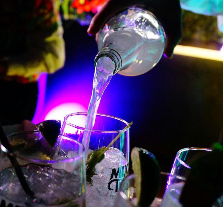 Mixxtail_py's tweet photo. Que bonito estamos pasando en @piratabarpy con Mixxtail Mojito. AY QUE RICO! 😍🙌🏽😋 #MixxtailPy http://t.co/hlsP9OUMoD