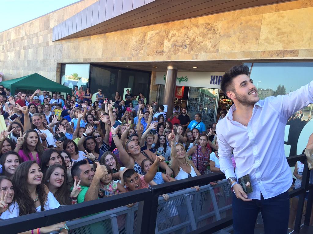 UniversalSpain's tweet photo. Tras la multitudinaria firma de ayer en Córdoba, hoy #ElViaje de @AntonioJSMazuec continúa en @cc_lasrosas de Madrid http://t.co/pIOiZ30Wnk