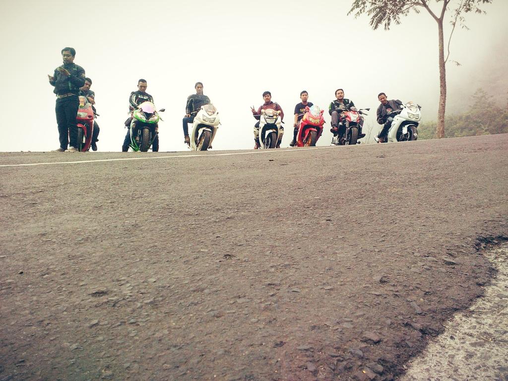 Ade_Enda's tweet photo. Nikung2 dikit http://t.co/s6ihffPxVn