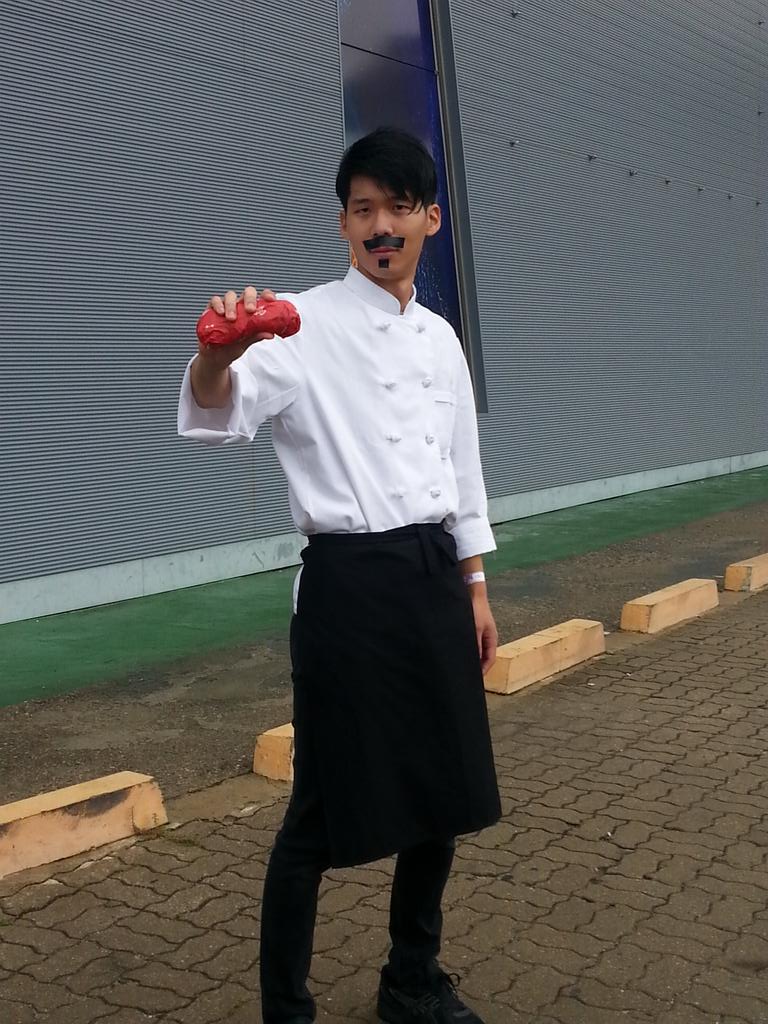 yourfather_real's tweet photo. 이번 서코 최고의 코스프레 강장버거.
닭이 먼저인가요? 계란이 먼저인가요?
라고 물으시면 친절하게 강정버거가 먼저라고 말씀해주십니다. http://t.co/2yy5K5KlNC