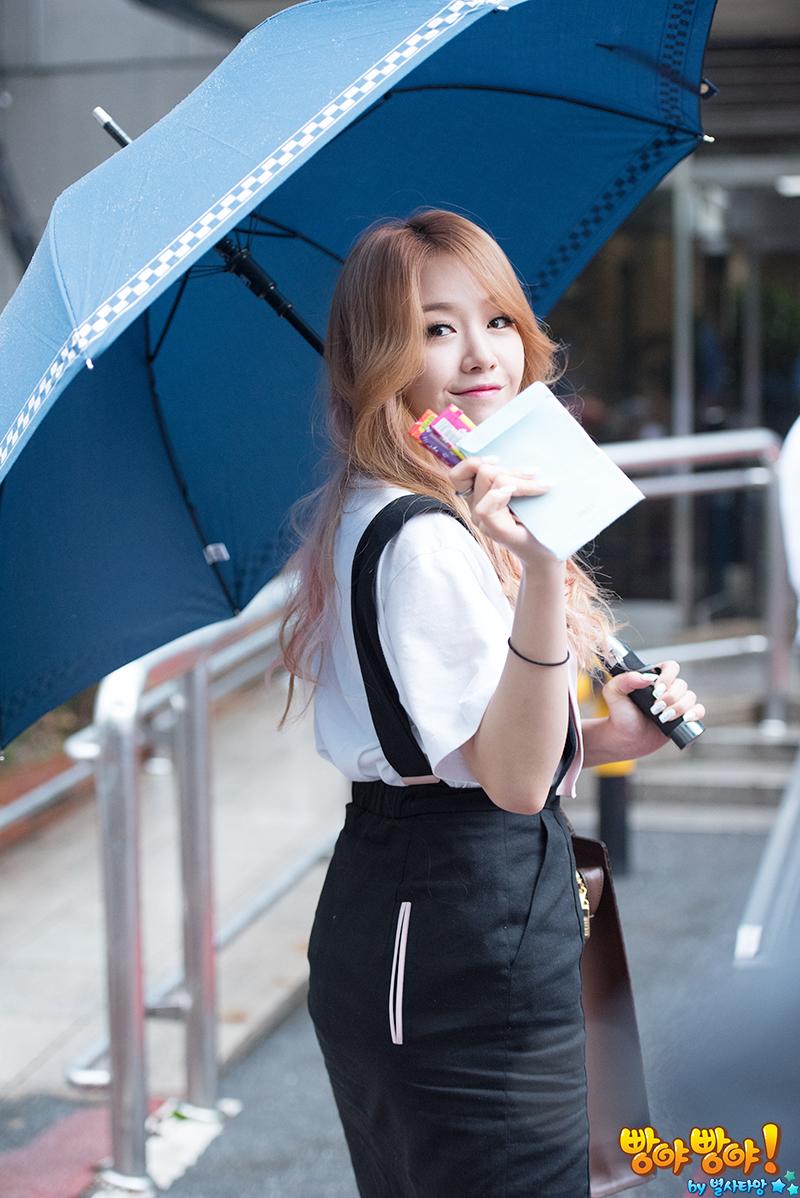 [15.07.24] 뮤뱅 중간 출근길 민아(<a href="/Girls_Day_Minah/">MiNA</a>)