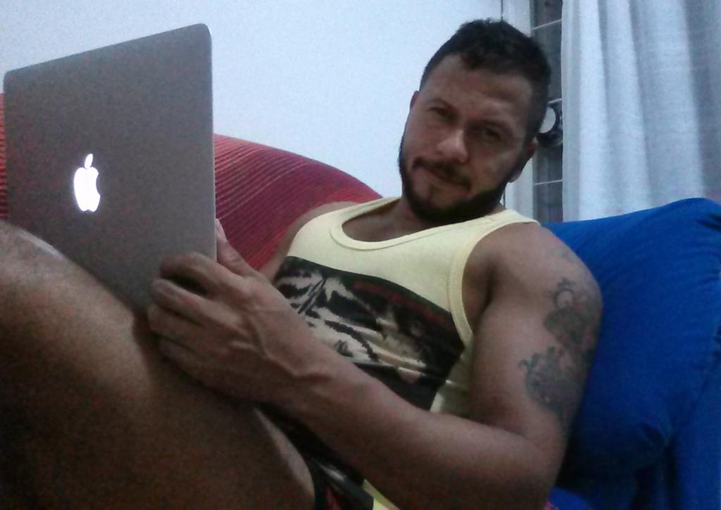 Ronalgraf's tweet image. Encerrado en mi mundo, desde acá la cosa se ve más tranquila.