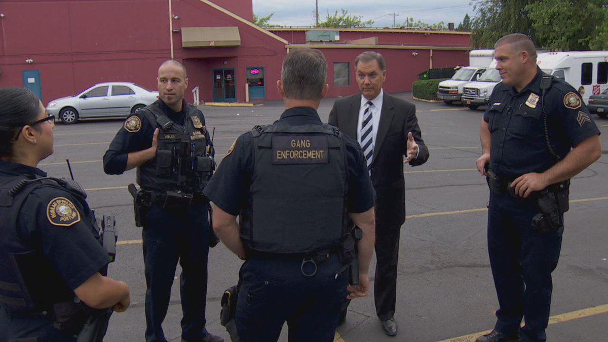 YourVoice_KATU's tweet photo. @katusteve talks w/ @PortlandPolice chief a/b gang shooting spike &amp; goes on ride-along with gang team #LiveOnK2 @ 9 http://t.co/flwbNXv5v0