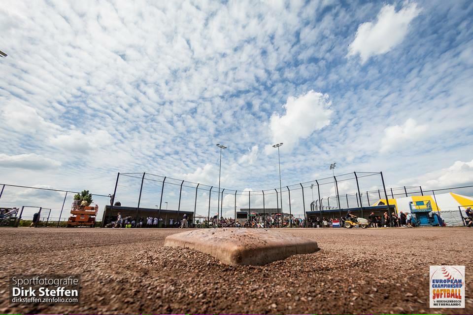 EC Softball 2015 tweet media