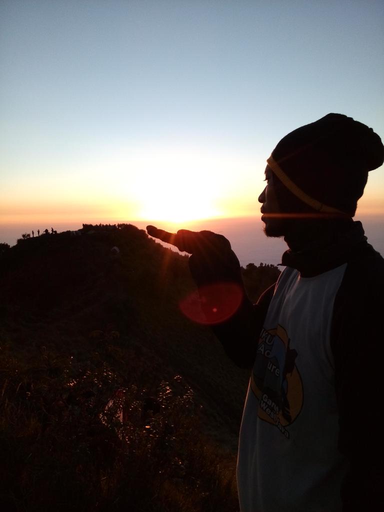 infopendaki's tweet photo. RT @bdu_182: Salam lestari dari puncak tranggulasi mt.merbabu 21-22 juli 15 http://t.co/9TO4mHNdia