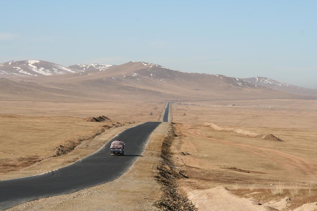 тэд замаа хөрсний түвшинд хийдэг. бид өндөр далан овоолж ослын нөхцөл санаатай үүсгэдэг. хүний эрхийн ойлголтын зөрүү